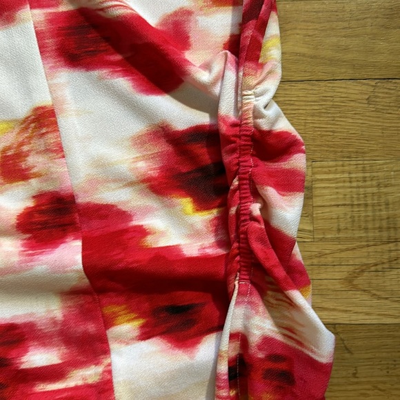 Sleeveless top with red patter. - Picture 4 of 4